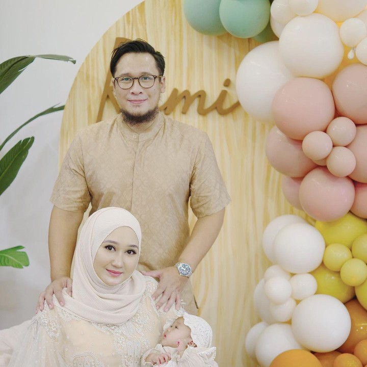 <p>Desainer cantik Dian Pelangi dan suaminya, Sandy Nasution menikah sejak 17 November 2019, Bunda. Pasangan tersebut telah dikaruniai seorang bayi perempuan pada 16 Agustus 2020 dan diberi nama Maika Rumaisha Al Aqsa Nasution. (Foto: Instagram: @dianpelangi)</p>