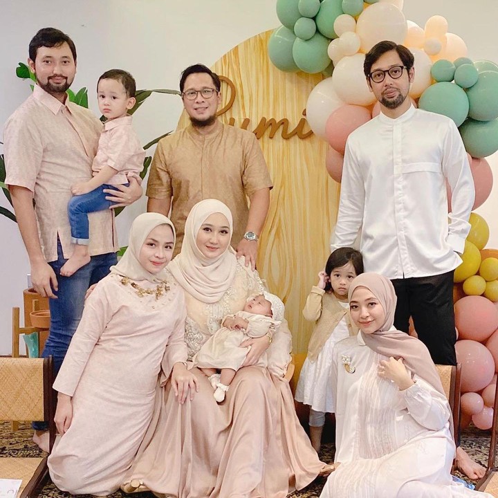 <p>Dari potret yang dibagikan Dian di akun Instagramnya, acara tersebut tampaknya hanya dihadiri oleh keluarga serta sahabat terdekat saja, Bunda. (Foto: Instagram: @dianpelangi)</p>