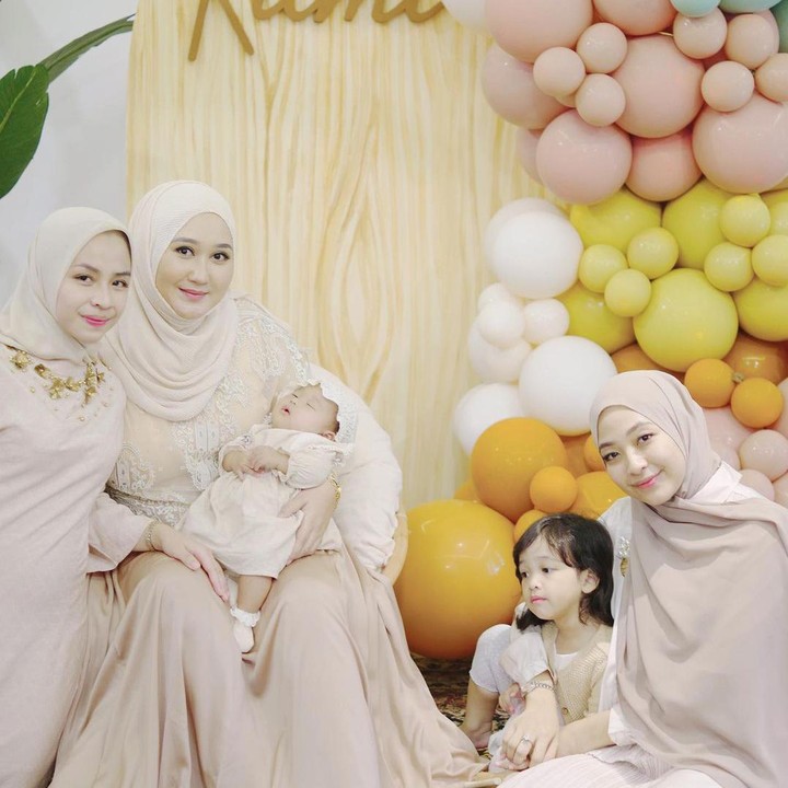 <p>Untuk meramaikan suasana, Dian dan Sandy memilih dekorasi yang simpel, namun terkesan mewah menggunakan balon dengan warna-warna pastel. (Foto: Instagram: @dianpelangi)</p>