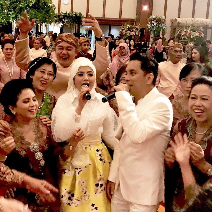 <p>Beberapa waktu lalu, keduanya bernyanyi bersama di pesta pernikahan. (Foto: Instagram @fatursinger)</p>