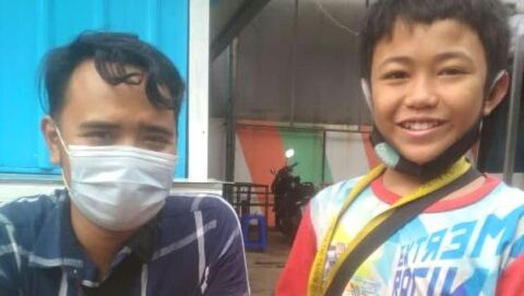 Gilang, Bocah 11 Tahun Jadi Tukang Parkir Demi Hidupi Keluarga