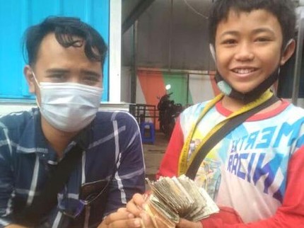 Ayah Meninggal, Bocah 11 Tahun Jadi Tukang Parkir Demi Hidupi Keluarga