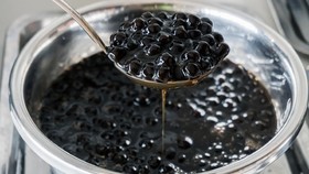 Kuliner Nyeleneh Mi Daging Kuah Milk Tea Boba, Tertarik Coba?