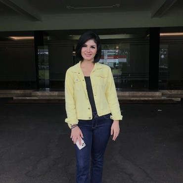 Usai Jual Harta Bersama, Intan RJ Habiskan 3 Jam di Makam Suami