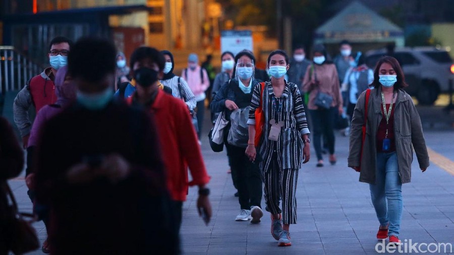 Masyarakat melintas dikawasan kendal, Jakarta, Rabu (25/11/2020). Tambahan kasus virus Corona (COVID-19) di Indonesia kembali memecahkan rekor pada hari ini. Tambahan 5.534 kasus Corona tersebar di 33 provinsi di Indonesia.