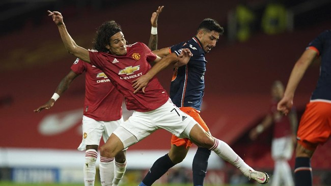 Penyerang Watford Troy Deeney menilai Edinson Cavani (Manchester United) layak dihukum larangan tampil lebih dari tiga laga terkait unggahan di media sosial.