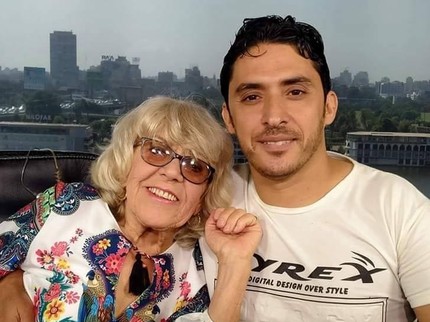Kisah Cinta Nenek 80 Tahun Nikahi Brondong, Kenal di FB Lalu Jadi Mualaf