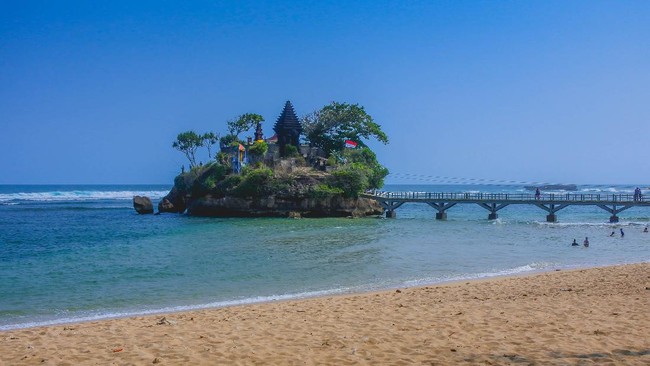 Pantai Balekambang merupakan salah satu objek wisata di Malang yang menyajikan pemandangan indah. Simak harga tiket dan daya tariknya.