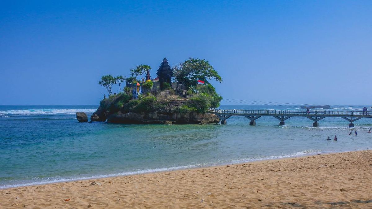 Pantai Balekambang: Destinasi Liburan Alam yang Memukau