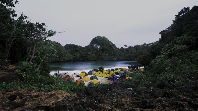 Berikut sejumlah objek wisata bahari berupa pantai yang berada di kawasan Malang.