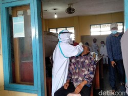 Sempat Menolak, Puluhan Pedagang Pasar Pangandaran Jalani Tes Swab