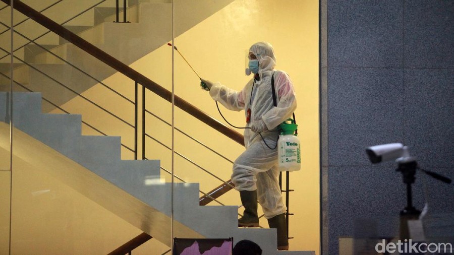 Petugas menyemprotkan cairan disinfektan di lobi gedung KPK hingga ruang wartawan, di Gedung Merah Putih, Jakarta, Rabu (25/11/2020). Penyemprotan rutin dilakukan setiap hari setelah jam kantor selesai.