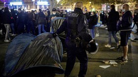 FOTO: Polisi Paris Dikecam Usai Bubarkan Tenda Pengungsi