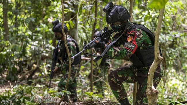 Selain mengingatkan risiko bahaya infeksi virus, anggota DPR meminta Menhan Prabowo membaca surat PETA secara saksama dan memperjelas latihan TNI yang dimaksud.