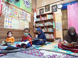 Mengintip Isi Perpustakaan-Bimbel Gratis Milik Kuli Bangunan di Demak