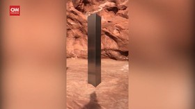 VIDEO: Momen Penemuan Tonggak Logam Misterius di Utah AS