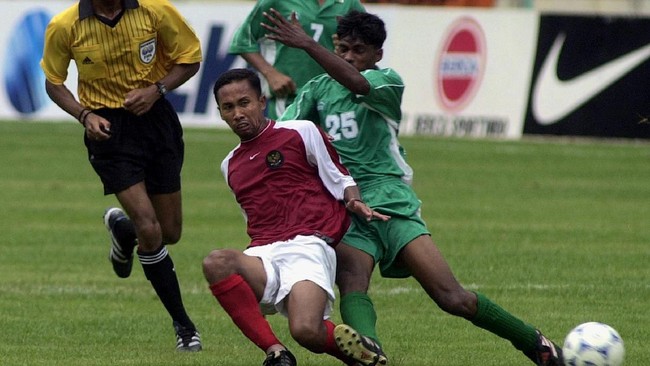 Uston Nawawi melalui perjuangan yang berliku hingga akhirnya bisa jadi legenda Persebaya Surabaya dan pemain langganan Timnas Indonesia.