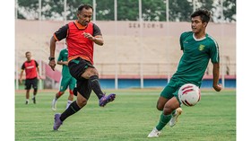 Uston Nawawi 100 Persen Menang Latih Persebaya