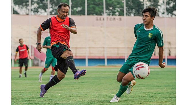 Uston Nawawi yang kini menjadi pelatih caretaker Persebaya membawa skuad Bajul Ijo meraih kemenangan pada tiga laga beruntun di Liga 1.