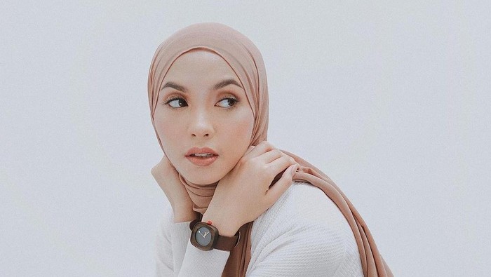 5 Inspirasi Outfit Minimalis ala Fita Wulansari, Gak Melulu Hitam Putih!