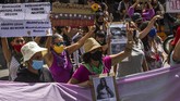 FOTO: Aksi Anti Kekerasan Perempuan di Penjuru Dunia Para aktivis perempuan di dunia mendesak seluruh pemerintah lebih tegas dan responsif menangani kasus kekerasan terhadap wanita.