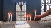 FOTO: Tangis Argentina atas Kematian Maradona Masyarakat Argentina meluapkan duka ke jalanan menyusul kematian legenda sepak bola Diego Maradona, Rabu (25/11).