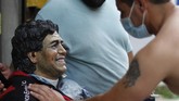 FOTO: Tangis Argentina atas Kematian Maradona Masyarakat Argentina meluapkan duka ke jalanan menyusul kematian legenda sepak bola Diego Maradona, Rabu (25/11).