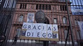 FOTO: Tangis Argentina atas Kematian Maradona Masyarakat Argentina meluapkan duka ke jalanan menyusul kematian legenda sepak bola Diego Maradona, Rabu (25/11).