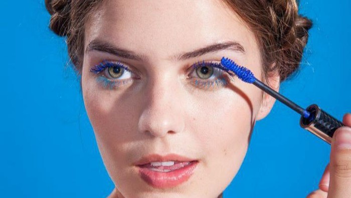 Ayo Berani Tampil Beda di Akhir Tahun dengan 5 Produk Maskara Berwarna Ini!