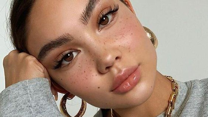 Beauty Hacks Bikin Freckles Tiruan ala MUA Pro: Cantik Buat Foto di Instagram!