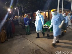Sebelum Dimakamkan, Jenazah Bupati Situbondo Dibawa ke Pendopo