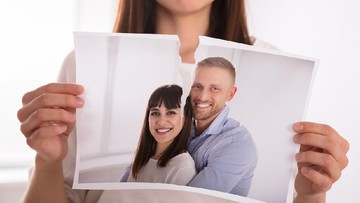 Mantan Istri Suamiku Palsukan Data