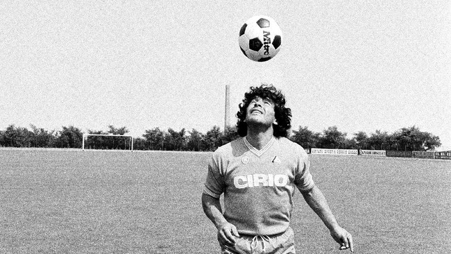 Diego Maradona adalah pemain berkualitas istimewa. Salah satu buktinya ia dua kali memecahkan rekor transfer pemain termahal di dunia.