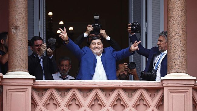 Kronologi Maradona Meninggal Dunia karena Serangan Jantung Legenda sepak bola dunia Diego Maradona meninggal dunia di usia 60 tahun. Berikut kronologi pemilik gol