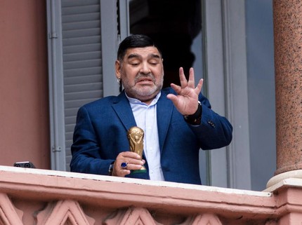 Eks Kekasih Maradona Nangis Usai Dipersulit Hadiri Pemakaman Sang Legenda