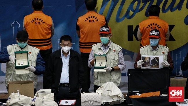 Penyidik KPK memperpanjang penahanan Stafsus Menteri KKP nonaktif Edhy Prabowo, Andreau Misata dan tersangka dari pihak swasta, Amiril Mukminin selama 40 hari.