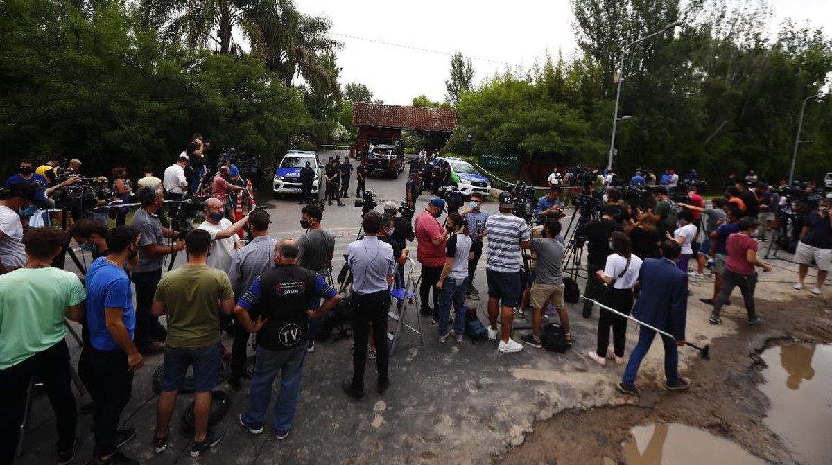 FOTO: Rumah Duka Maradona Didatangi Penggemar