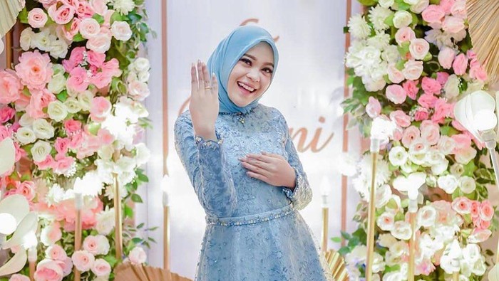 8 Ide Model Kebaya Warna Biru untuk Kondangan dan Lamaran 8 Ide Model Kebaya Warna Biru untuk Kondangan dan Lamaran