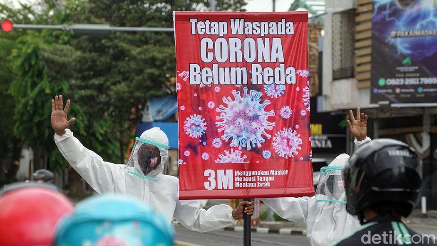 Sejumlah relawan di Kota Solo mengkampanyekan pentingnya penerapan protokol kesehatan guna menekan laju penyebaran COVID-19. Begini aksinya.