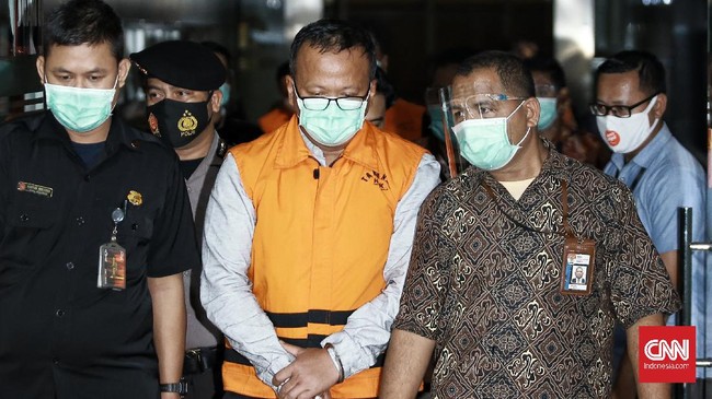 Istri Edhy Prabowo, Iis Rosita Dewi mengaku menerima US$50 ribu dari suaminya, yang digunakan untuk membeli sejumlah barang seperti syal, tas hingga jam.