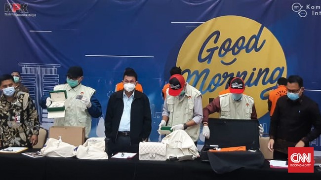 KPK menetapkan Edhy Prabowo menjadi tersangka kasus korupsi perizinan dengan barang bukti berupa tas LV dan Hermes, jam tangan Rolex.