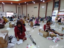 KPU Situbondo Libatkan Penyandang Disabilitas untuk Pelipatan Surat Suara