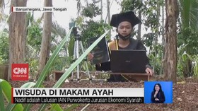 VIDEO: Mahasiswa Ikuti Wisuda  Online di Makam Ayah