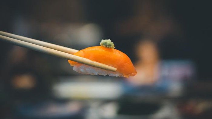Viral Netizen Makan Sushi Pakai Nasi, Ini Cara yang Benar!