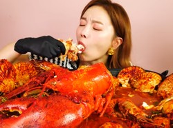 Gokil! Cewek Ini Mukbang Lobster Raksasa Seberat 3 Kilogram