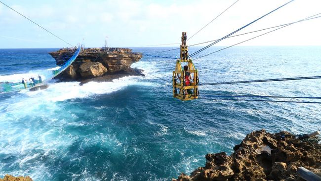 Ada banyak destinasi wisata pantai Jogja, khususnya di Kabupaten Gunungkidul, di mana suasana pantainya masih terjaga.