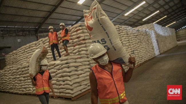 Direktur Perum Bulog Mokhamad Suyamto mengungkapkan cadangan beras pemerintah di gudang membutuhkan biaya perawatan agar tidak turun mutu.