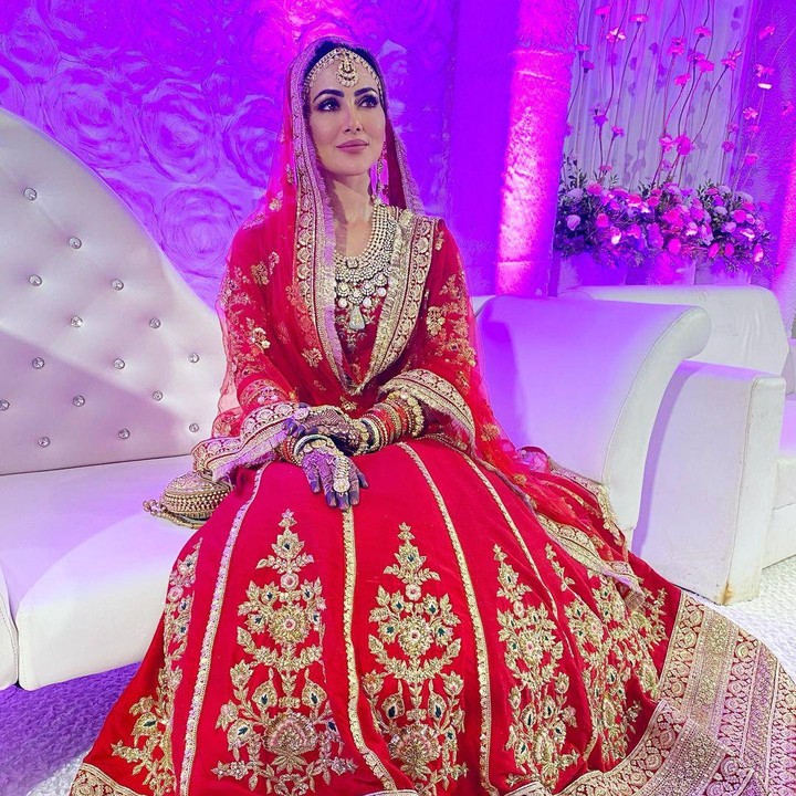 <p>Sana Khan terlihat cantik mengenakan gaun dan kain sari berwarna merah dengan corak emas yang elegan, baju khas pengantin India. (Foto: Instagram @sanakhaan21)</p>