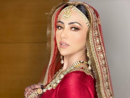 7 Potret Pernikahan Artis Bollywood Sana Khan dengan Ustaz Muda