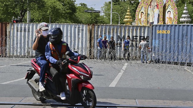 FOTO: Barikade Peti Kemas Untuk Halangi Pendemo Thailand